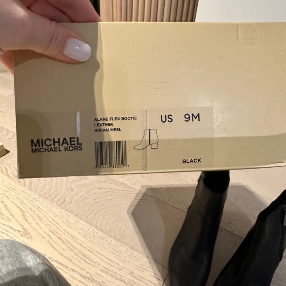 Michael Kors Alane Flex Croc-embossed Leather Ankle Boots In Black size 9 - Picture 8 of 10